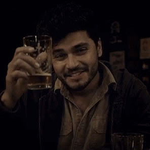 Tom Cruise Heidecker lig sy glas in die kroeg &mdash; uit die video vir Trane Oor 'n Glasie Bier.